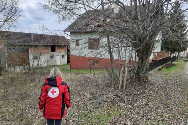 Ekipe Crvenoga križa pružaju pomoć stanovnicima pogođenima potresom nedaleko od Siska 